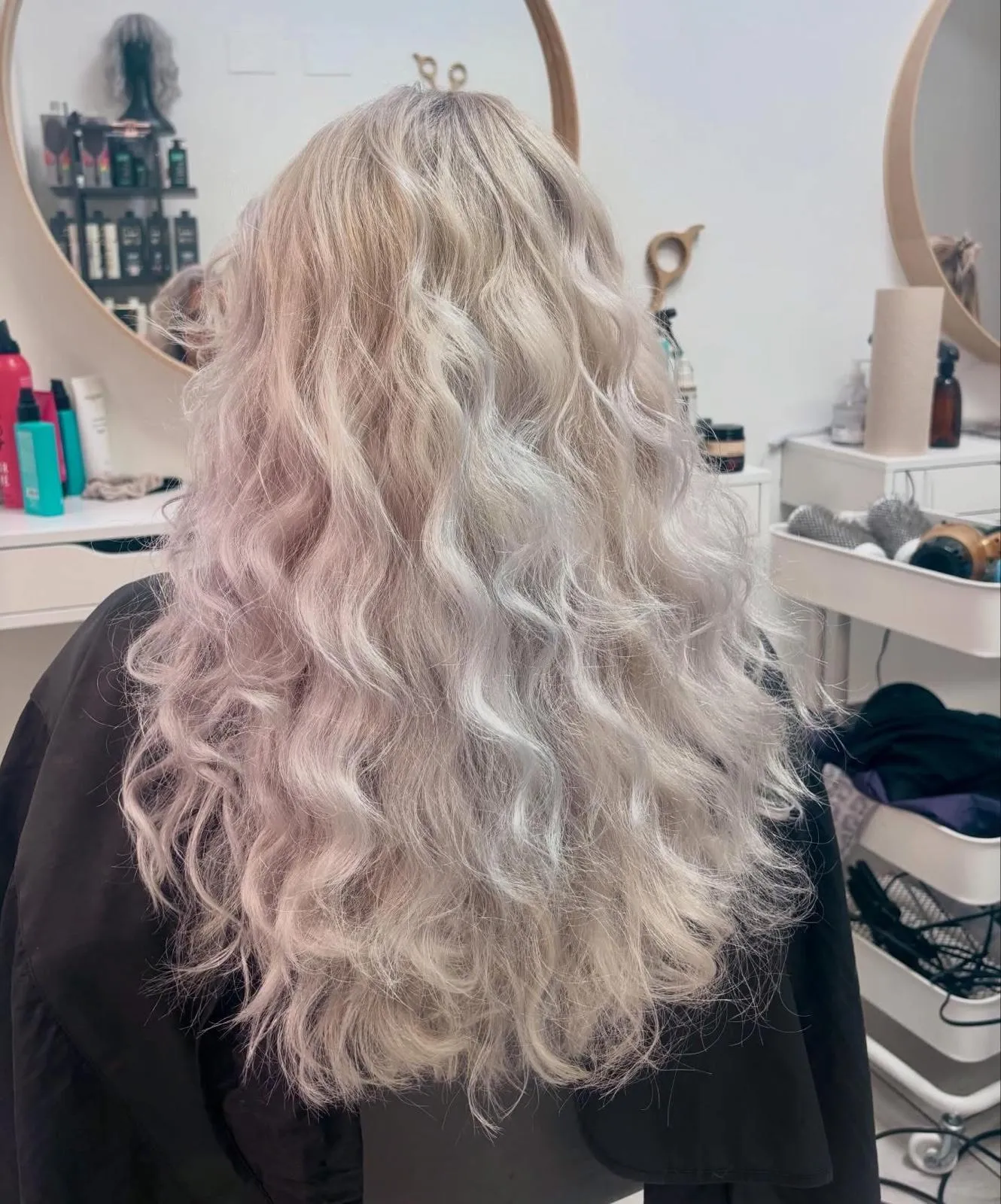 Dlouhá platinová blond s měkkými vlnami v salonu