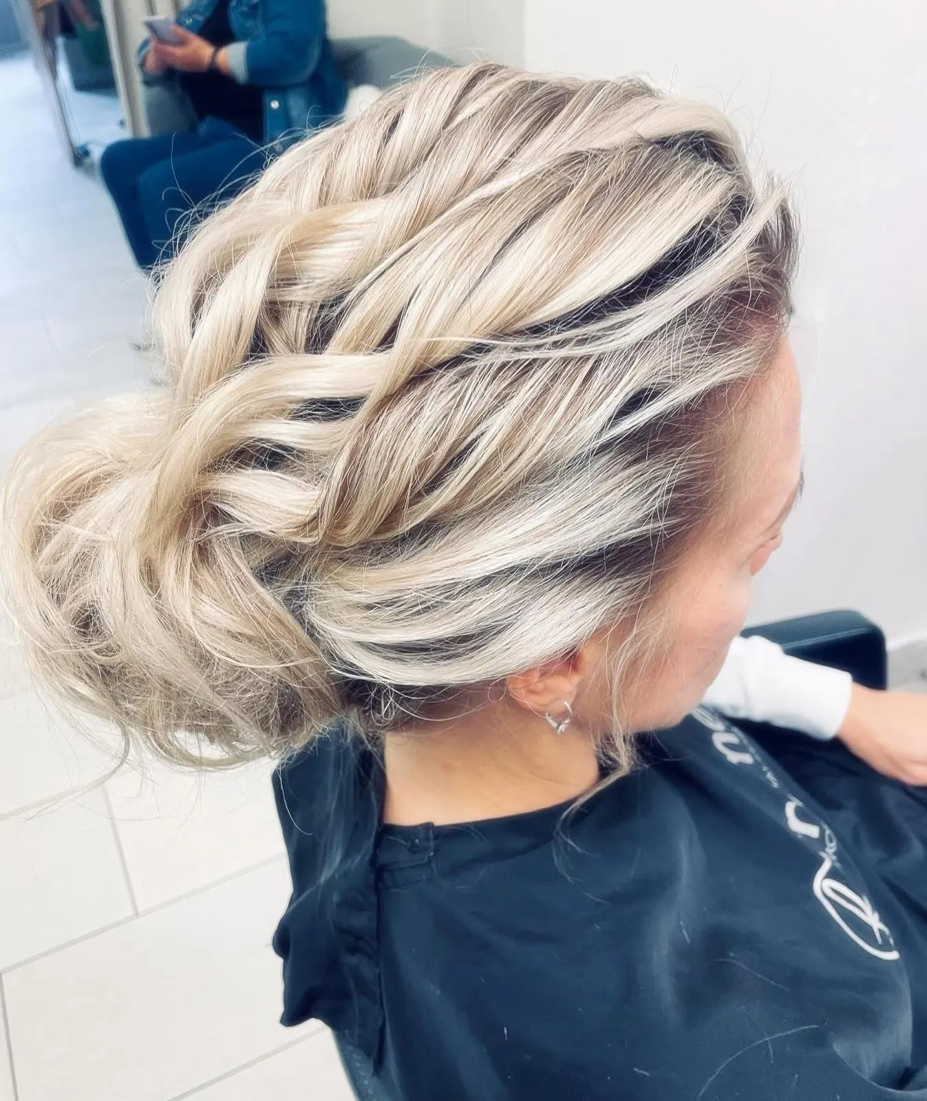 Společenský updo na blond vlasech s texturou