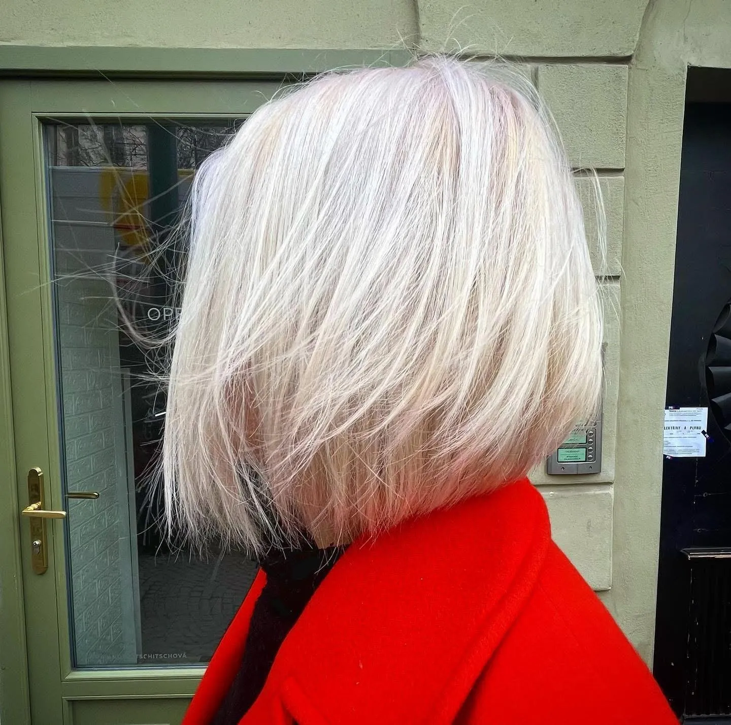 Platinový textured bob, outdoor portrét